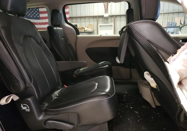 Chrysler Pacifica cena 45900 przebieg: 132395, rok produkcji 2018 z Olesno małe 67